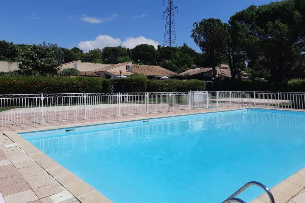 Mazet Dans Residence Avec Piscine Bagnols-en-Forêt 외부 사진